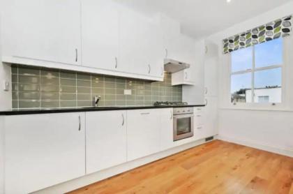 Modern 1 Bedroom Apartment in West London - image 3