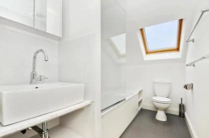 Modern 1 Bedroom Apartment in West London - image 8
