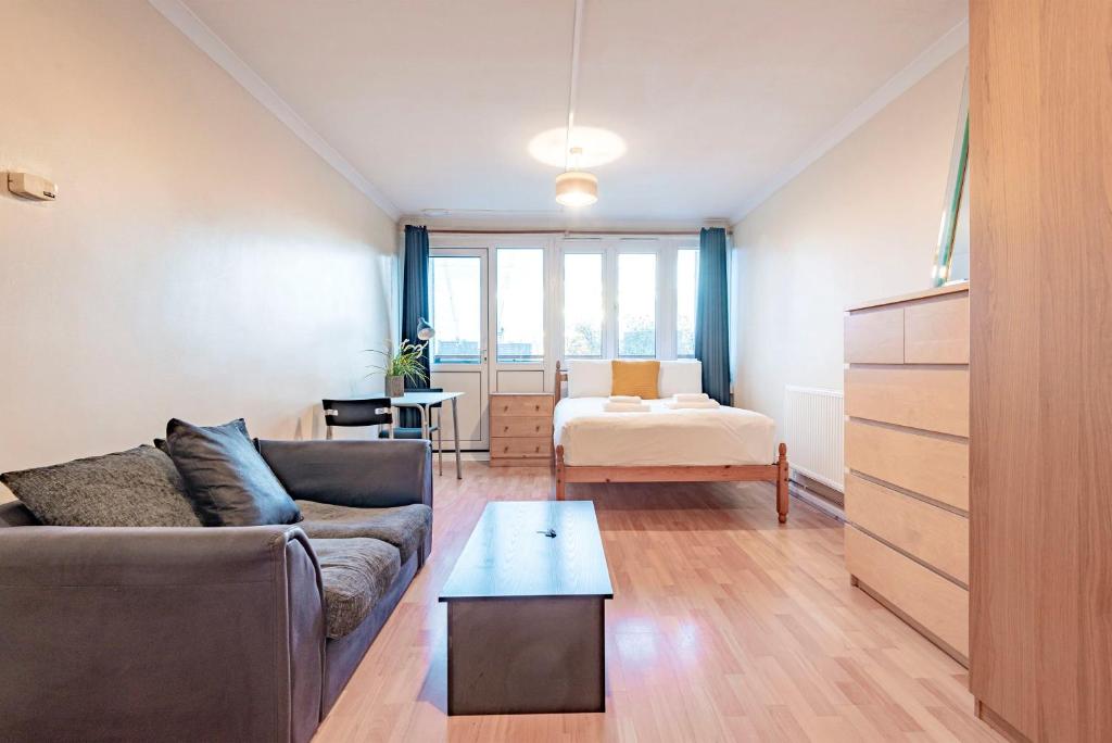 Spacious & bright Maida Vale apartment sleeps 6- Quick links central - main image