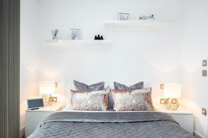 One Bedroom apartment in Aldgate - image 17