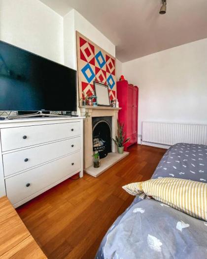 2 Bedroom Flat With Office in Tooting Broadway in London