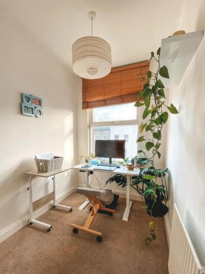 2 Bedroom Flat With Office in Tooting Broadway - image 2