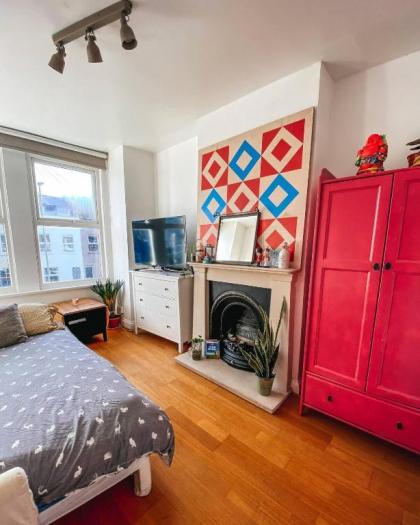 2 Bedroom Flat With Office in Tooting Broadway - image 7
