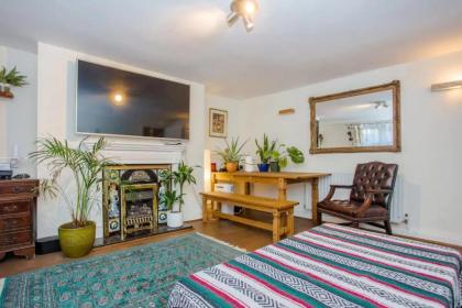 Stylish 2 Bedroom Apartment in Central London With Garden