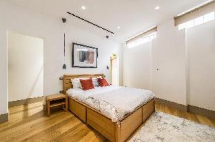 Beautiful two bed stones throw to Soho - image 10