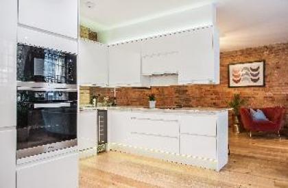 Beautiful two bed stones throw to Soho - image 11