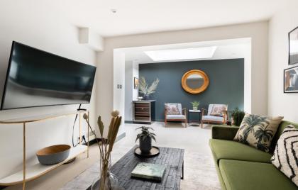 The Heart of Shepherds Bush - Modern 2BDR Apartment with Garden - image 1
