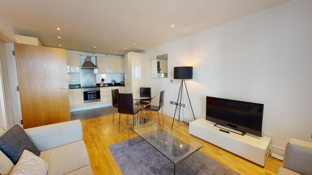 Two Bedroom Serviced Apartment in Indescon Square Canary Wharf - image 4
