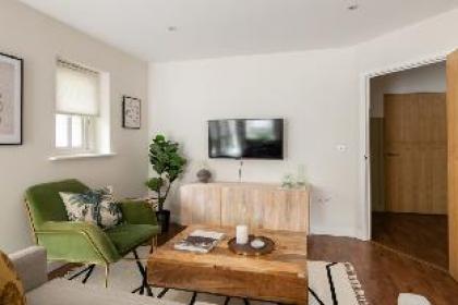 The Bow Mews - Modern & Bright 2BDR Apartment with Patio - image 12