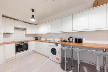 Functional Budget Stay with Wi-Fi and Laundry Facilities near Tube Station - image 8