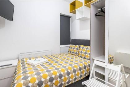 Boutique Modern Hotel Room For Two Near Tube And Bus Stations - image 4