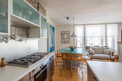 Chic Top Floor Apartment in the heart of Notting Hill Ladbroke Grove - image 14