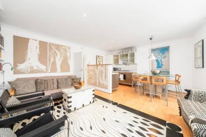 Chic Top Floor Apartment in the heart of Notting Hill Ladbroke Grove - image 2