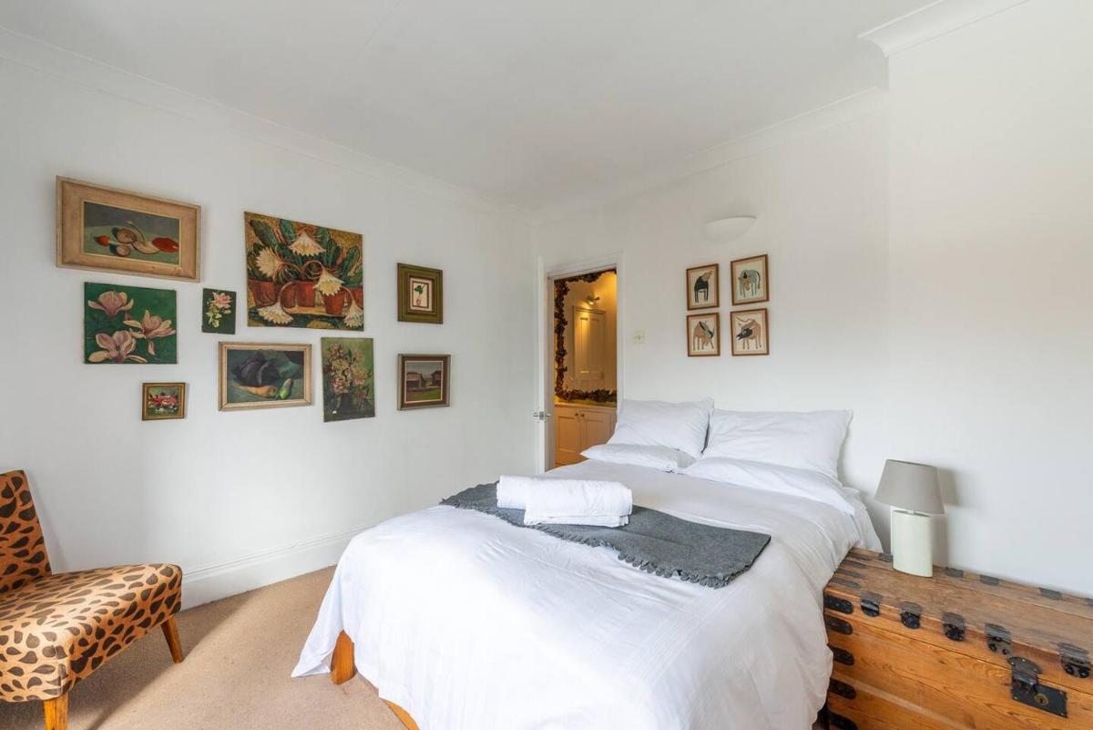 Chic Top Floor Apartment in the heart of Notting Hill Ladbroke Grove - image 4
