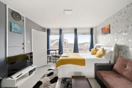 Impeccable 1-Bed Apartment in London - image 10