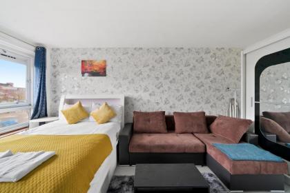 Impeccable 1-Bed Apartment in London - image 13