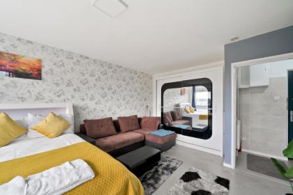Impeccable 1-Bed Apartment in London - image 15