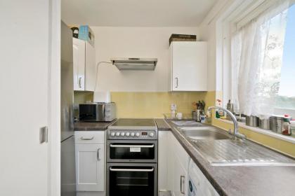 Impeccable 1-Bed Apartment in London - image 18