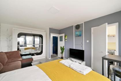 Impeccable 1-Bed Apartment in London - image 8
