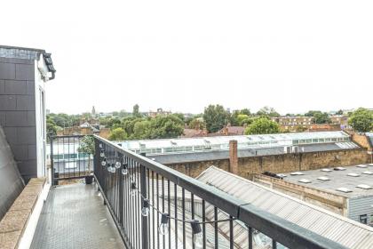 Three Bedroom Apartment with balcony close to tube stations Emirates Stadium and London Metropolitan University - image 12