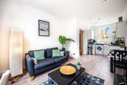 Cosy flat in Central LDN Book on Airbn for amazing rates instead