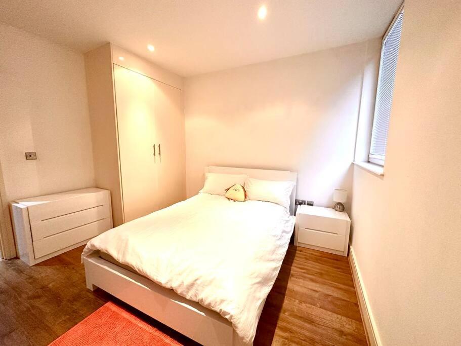 Great One Bedroom Flat in Canary wharf London - image 3