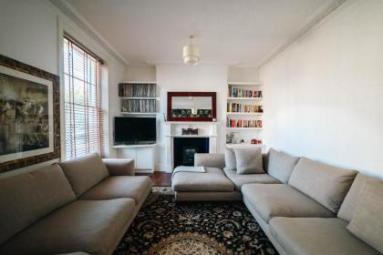 Stylish 2 Bedroom Flat in Camden Town - image 1