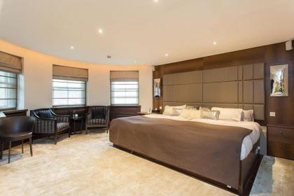 Mayfair Penthouse with Rooftop facing Hyde Park - image 2