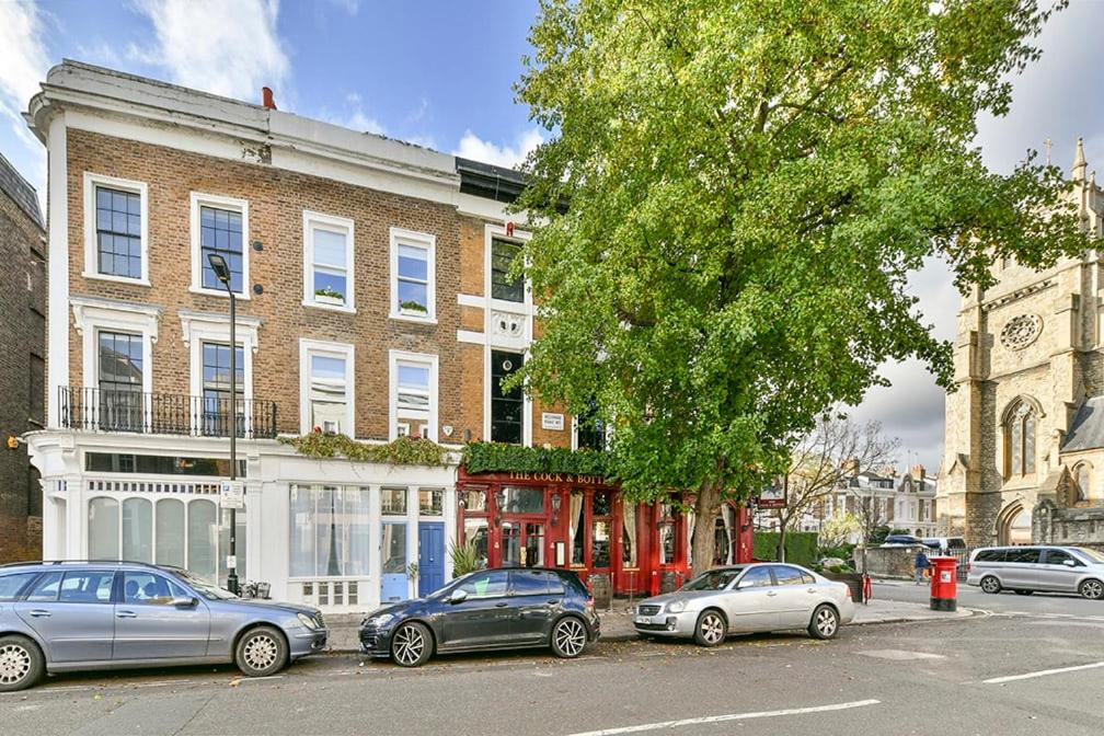 2BR Notting Hill with patio - main image