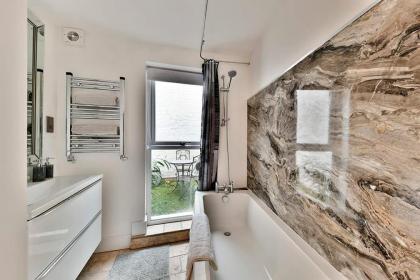 2BR Notting Hill with patio - image 10