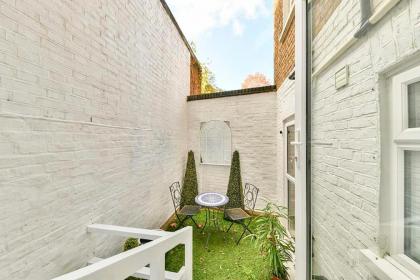 2BR Notting Hill with patio - image 11