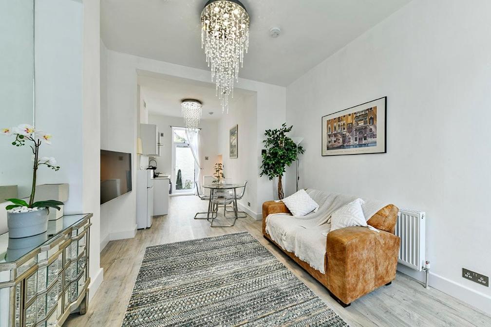 2BR Notting Hill with patio - image 2