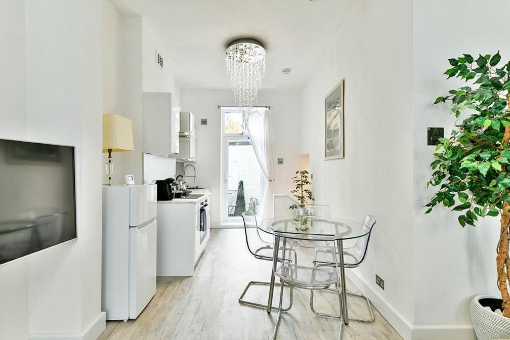2BR Notting Hill with patio - image 3