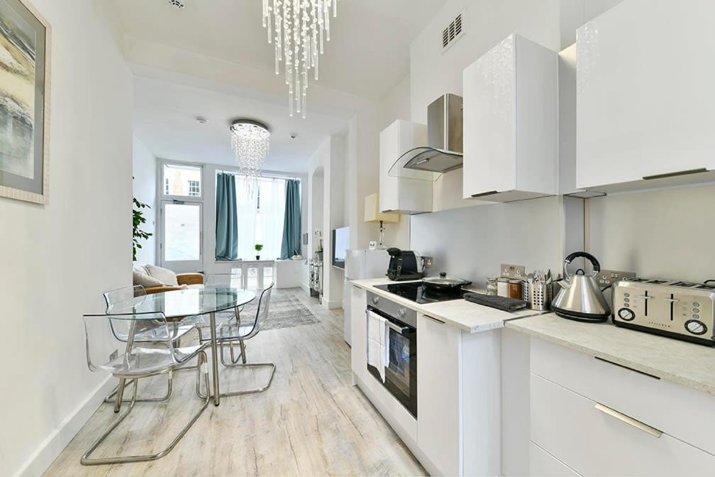 2BR Notting Hill with patio - image 5