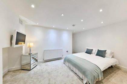 2BR Notting Hill with patio - image 8