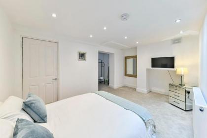 2BR Notting Hill with patio - image 9