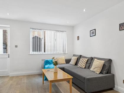 Central London Gateway -1 Bedroom Apartment Patio and Modern Amenities