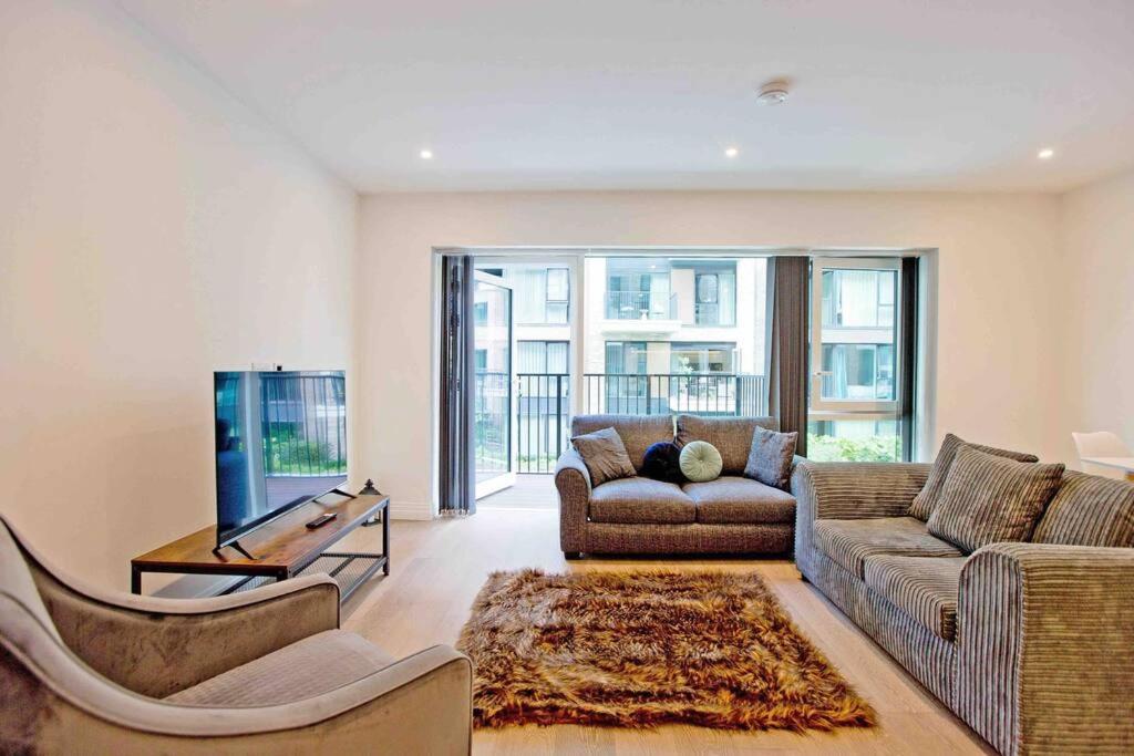 Modern 1 bedroom flat with balcony in Chelsea - main image