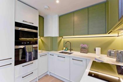 Modern 1 bedroom flat with balcony in Chelsea - image 11