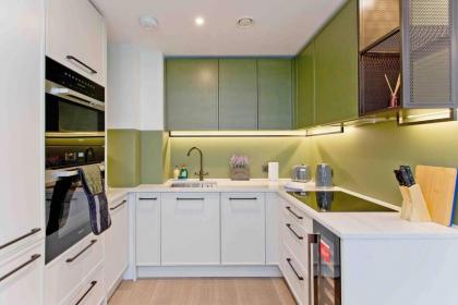 Modern 1 bedroom flat with balcony in Chelsea - image 12