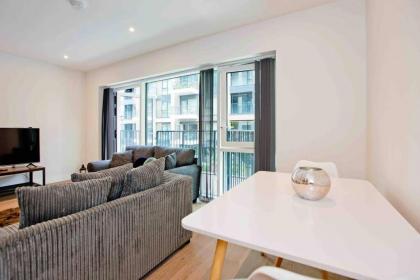 Modern 1 bedroom flat with balcony in Chelsea - image 13