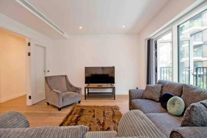 Modern 1 bedroom flat with balcony in Chelsea - image 15