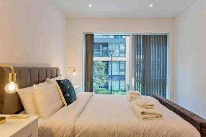 Modern 1 bedroom flat with balcony in Chelsea - image 18
