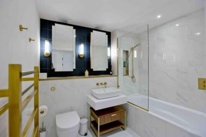 Modern 1 bedroom flat with balcony in Chelsea - image 19