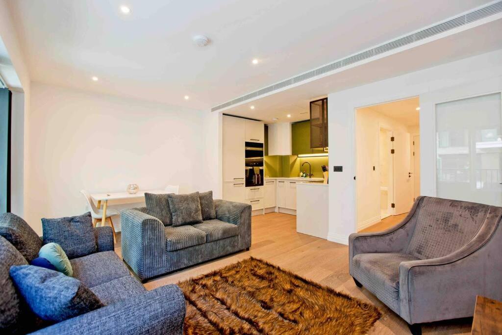 Modern 1 bedroom flat with balcony in Chelsea - image 3