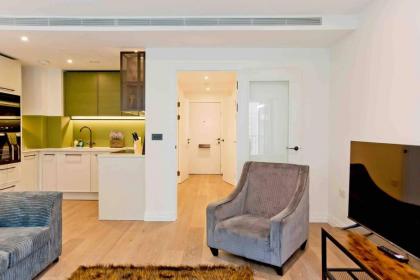 Modern 1 bedroom flat with balcony in Chelsea - image 6