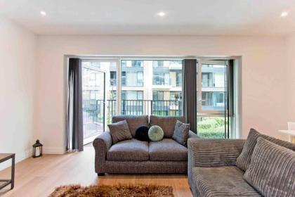 Modern 1 bedroom flat with balcony in Chelsea - image 8