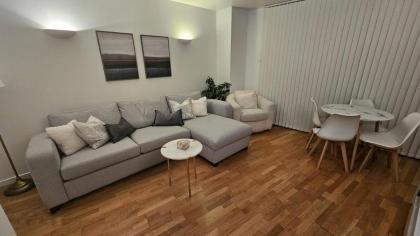 Luxury Apartment in Canary Wharf - image 2