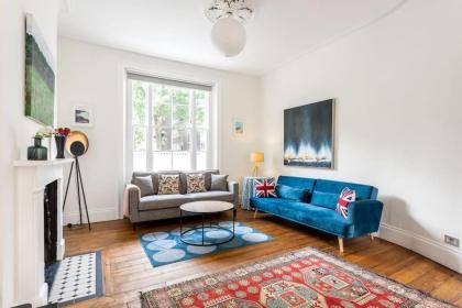 2-bedroom split-level apartment in Notting Hill