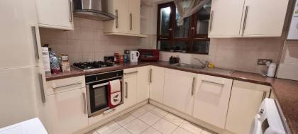 4-Bed Apartment in Central London - image 12
